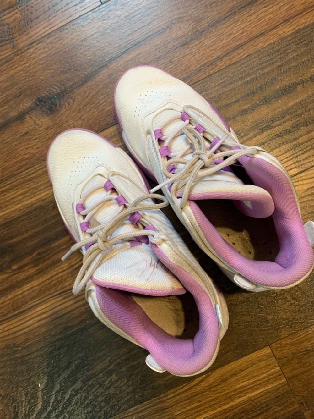 Jordan White and Purple Max Aura 4 - Picture 4 of 8